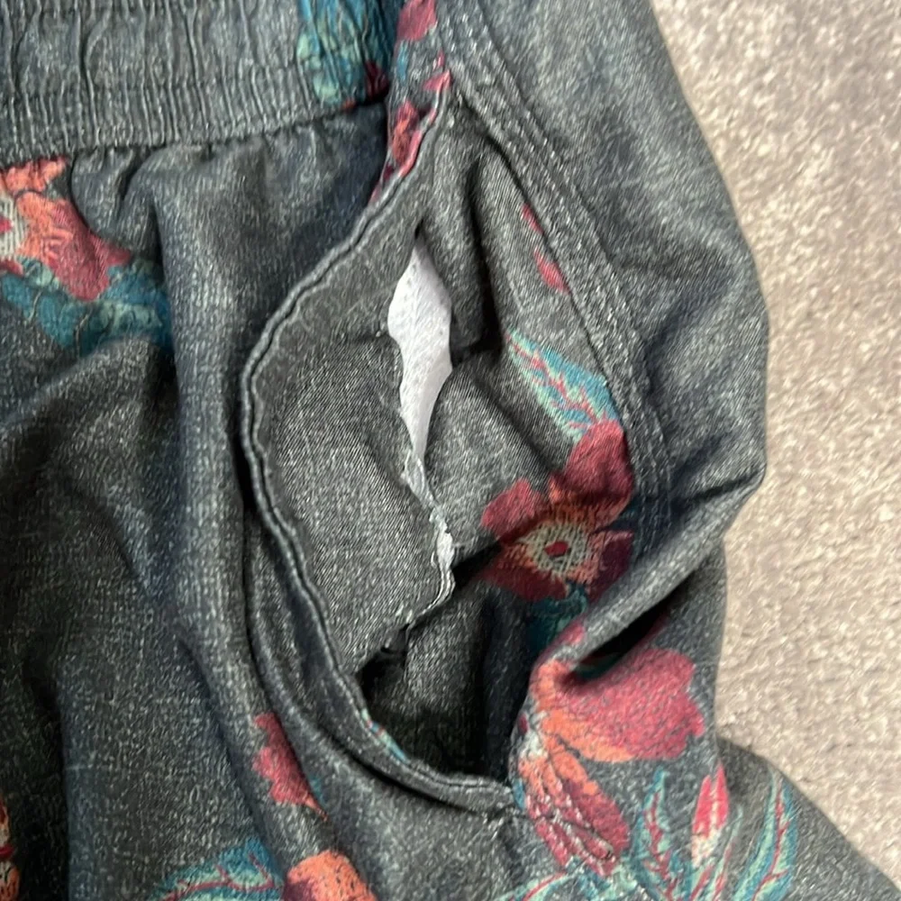 Spicy stuns Men’s Swim Trunks size large EUC